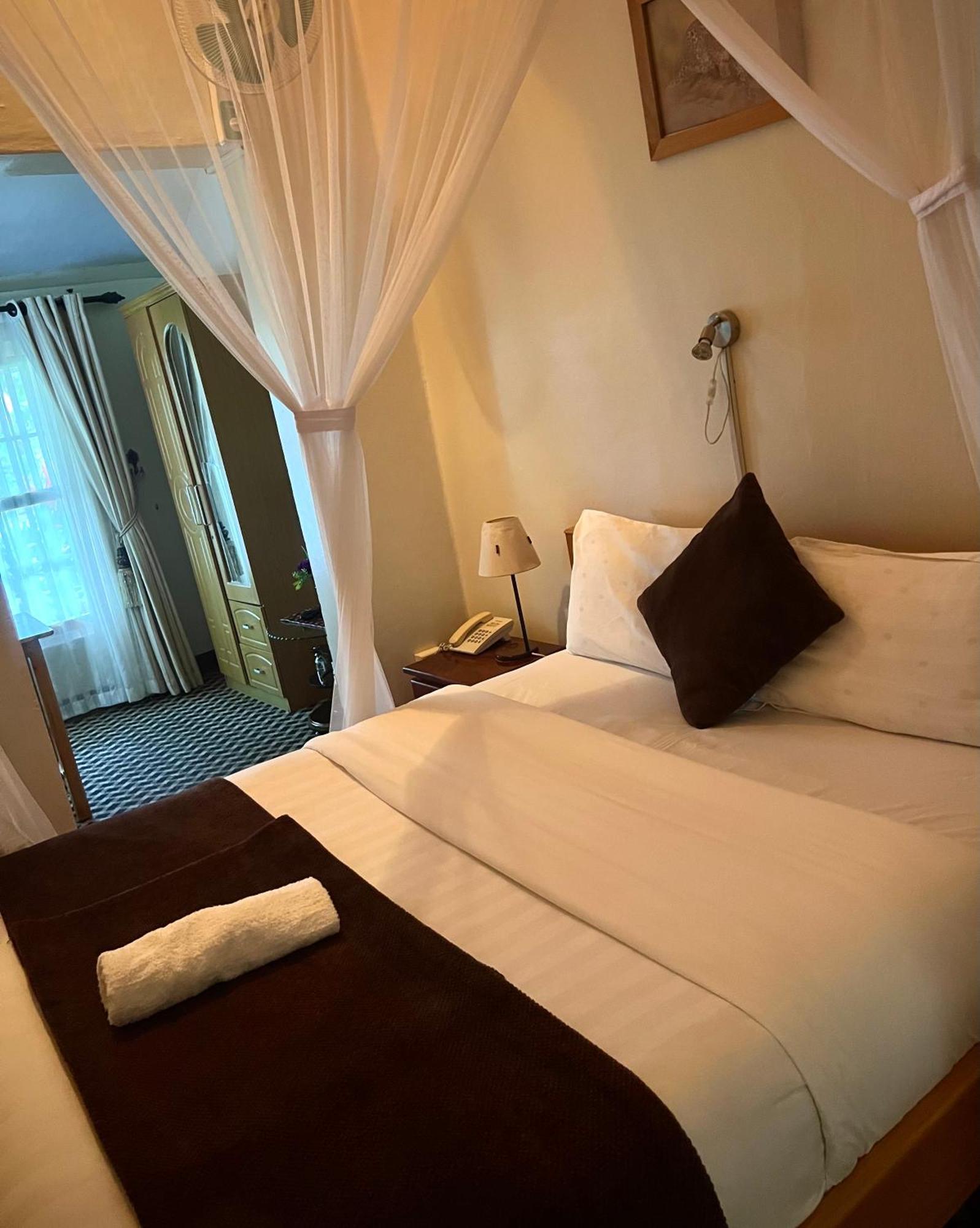 Sunset Hotel Entebbe Exterior foto